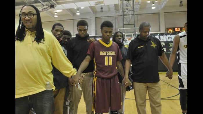 Marshall prays for Shawn Harrington (Credit: Worsom Robinson)