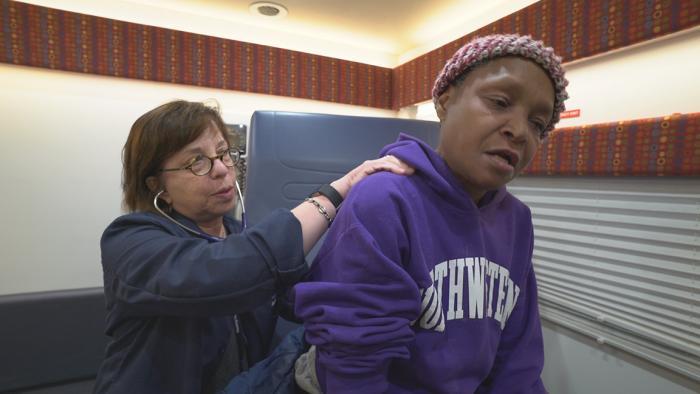 Nurse practitioner Barbara Shaw examines a patient. (Chicago Tonight)