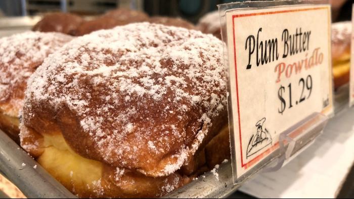 Classic plum butter paczki at Kolatek’s Bakery. (Patty Wetli / WTTW)