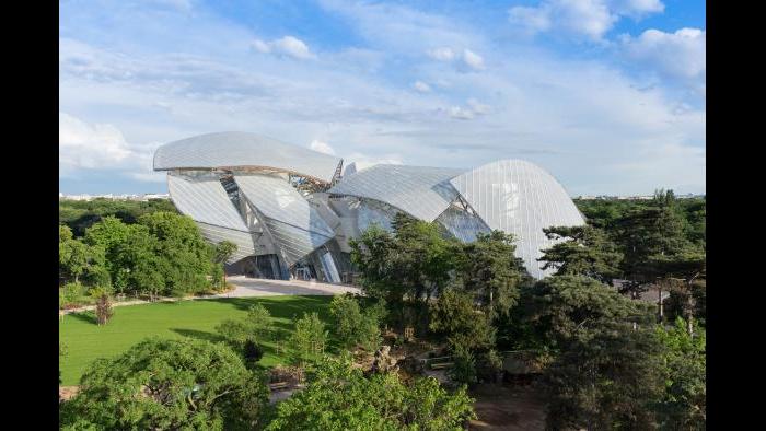 A view outward from the interior of the Foundation building. (Iwan Baan / Fondation Louis Vuitton)