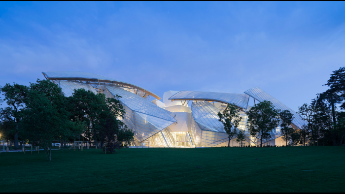 A view outward from the interior of the Foundation building. (Iwan Baan / Fondation Louis Vuitton)