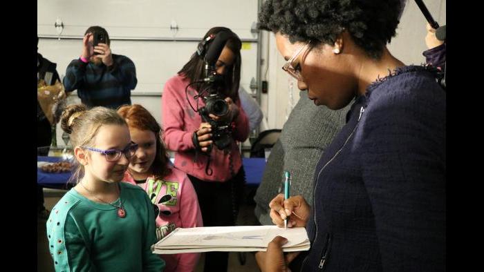 Underwood autographs the drawing of a young supporter. (Evan Garcia / Chicago Tonight)