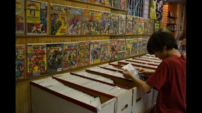 West Rogers Park resident Julian Kane searches for comics to add to his collection. (Photo/Kristen Thometz)