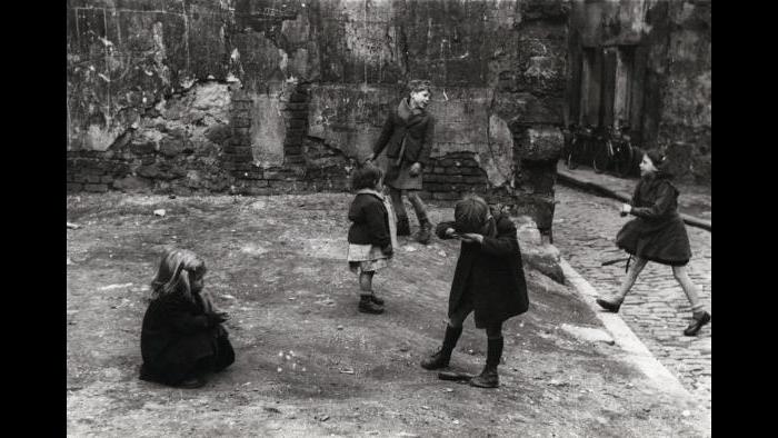 (© Sabine Weiss / Courtesy Stephen Daiter Gallery, Chicago)