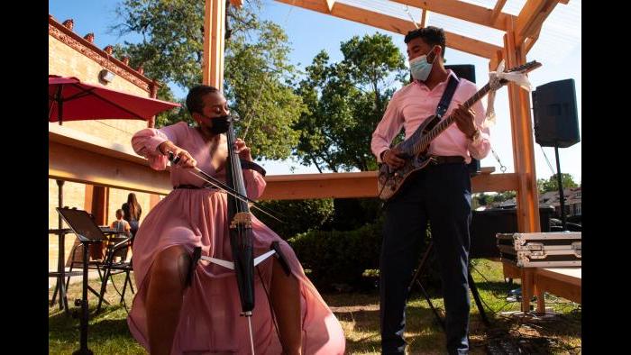 Musicians Yanna and Edward perform at the grand opening Saturday. (Grace Del Vecchio / WTTW News)