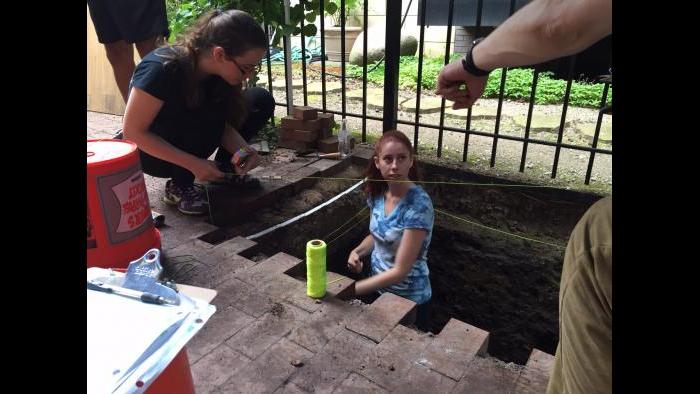 Lake Forest College archaeology students at the Charnley-Persky House. (Photo by Eddie Arruza)