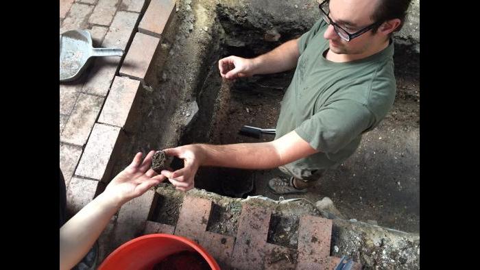 Lake Forest College archaeology students at the Charnley-Persky House. (Photo by Eddie Arruza)