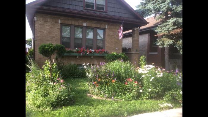 Front garden in the Irving Park Gardens area of Portage Park. (Photo courtesy James Marino)
