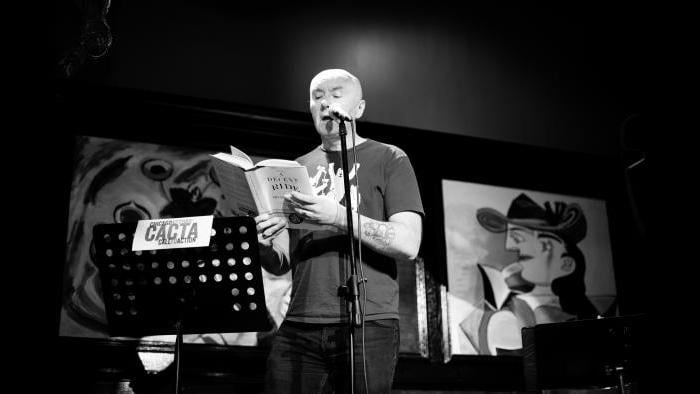 Irving Welsh reads from his book, “A Decent Ride,” at Chicago Actors’ Call to Action’s March event. (Nohemi Moran) 