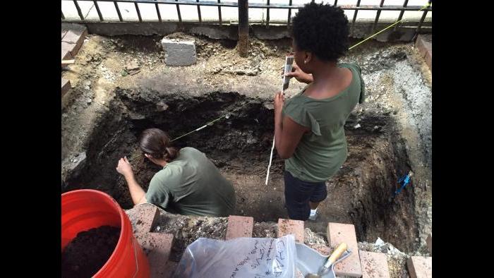 Lake Forest College archaeology students at the Charnley-Persky House. (Photo by Eddie Arruza)