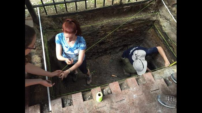 Lake Forest College archaeology students at the Charnley-Persky House. (Photo by Eddie Arruza)