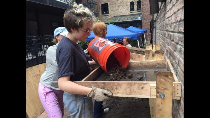 Lake Forest College archaeology students at the Charnley-Persky House. (Photo by Eddie Arruza)