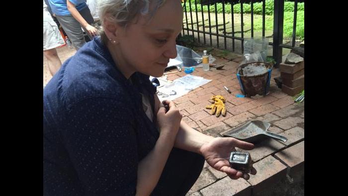 Lake Forest College archaeology students at the Charnley-Persky House. (Photo by Eddie Arruza)