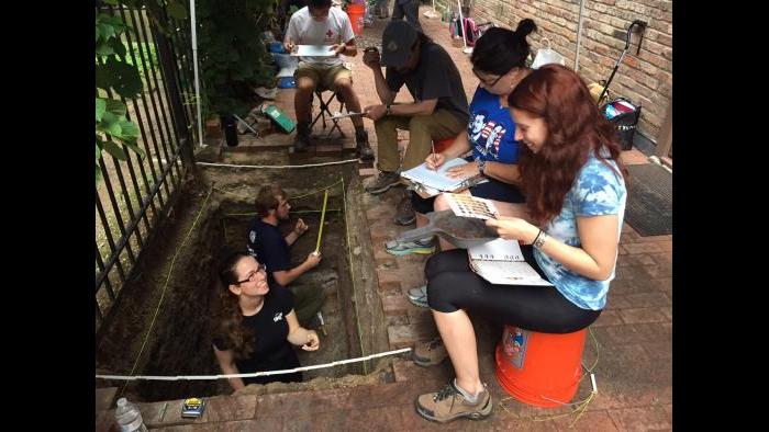 Lake Forest College archaeology students at the Charnley-Persky House. (Photo by Eddie Arruza)