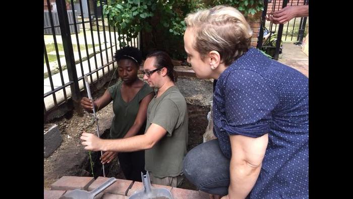 Lake Forest College archaeology students at the Charnley-Persky House. (Photo by Eddie Arruza)