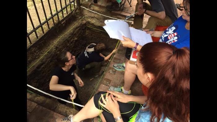 Lake Forest College archaeology students at the Charnley-Persky House. (Photo by Eddie Arruza)