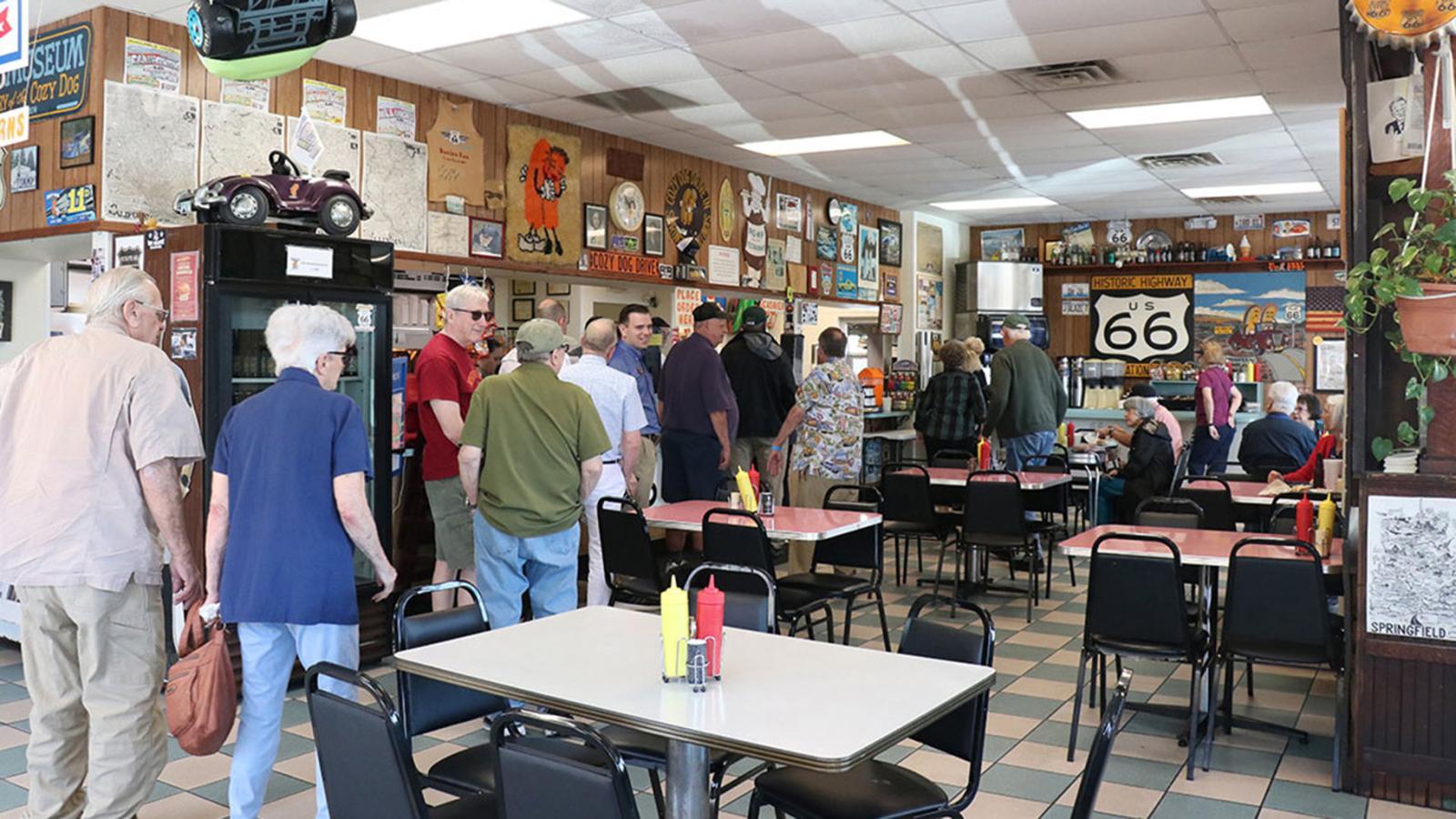Customers filled the restaurant during the lunchtime rush. (Chloe Park / Medill Illinois News Bureau)