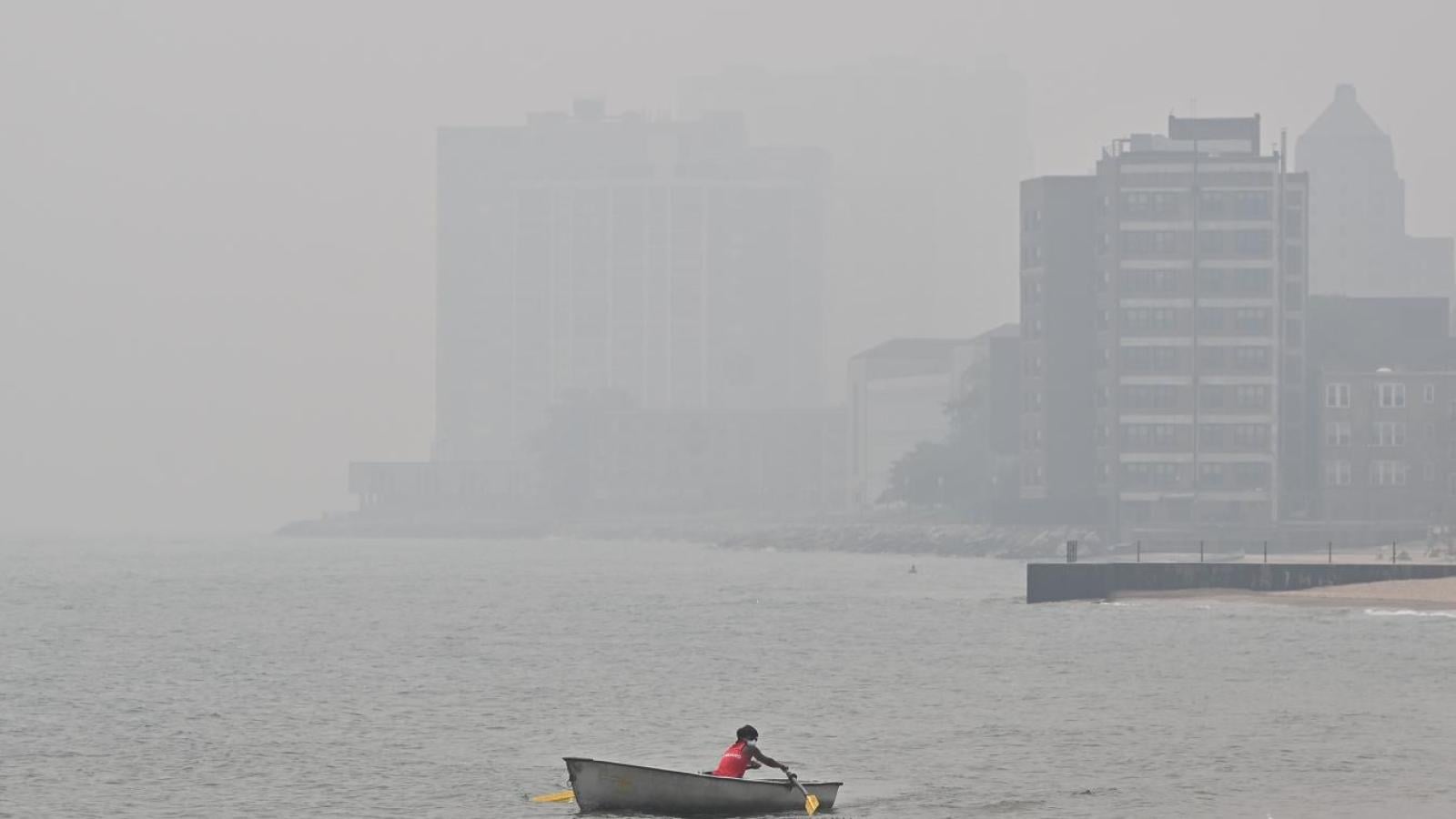 Wildfire smoke blankets Chicago as a hazardous air quality alert is issued on July 16, 2026. (Victor Hilitski / WTTW News)