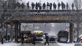 Commuters wait for a train as snow falls Monday, Jan. 28, 2019, in Chicago. (AP Photo / Kiichiro Sato) Commuters wait for a train as snow falls Monday, Jan. 28, 2019, in Chicago. (AP Photo / Kiichiro Sato)