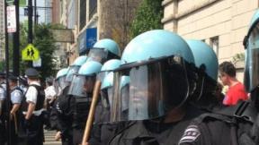 Police presence increasing around black bloc on May 20, screams of "f*** the police"/Michell Eloy