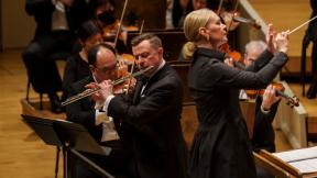 CSO principal flute Stefán Ragnar Höskuldsson in the CSO-commissioned, world premiere performance of Liebermann’s “Flute Concerto No. 2” with conductor Susanna Mälkki and the Chicago Symphony Orchestra. (Todd Rosenberg)