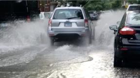 Motorists drove through flooded streets. (Patty Wetli / WTTW News)