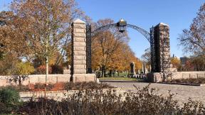 Graceland Cemetery’s new entry plaza is designed to lure people into the 120-acre green space. (Patty Wetli / WTTW News) Graceland Cemetery’s new entry plaza is designed to lure people into the 120-acre green space. (Patty Wetli / WTTW News)