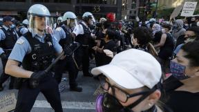Chicago Police officers and protesters clash during a protest over the death of George Floyd in Chicago, Saturday, May 30, 2020. Floyd died after being taken into custody and restrained by Minneapolis police on Memorial Day in Minnesota. (AP Photo / Nam Y. Huh) Chicago Police officers and protesters clash during a protest over the death of George Floyd in Chicago, Saturday, May 30, 2020. Floyd died after being taken into custody and restrained by Minneapolis police on Memorial Day in Minnesota. (AP Photo / Nam Y. Huh)