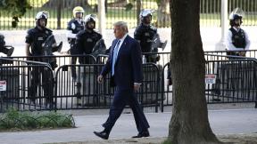 President Donald Trump walks in Lafayette Park to visit outside St. John’s Church across from the White House Monday, June 1, 2020, in Washington. Part of the church was set on fire during protests on Sunday night. (AP Photo / Patrick Semansky) President Donald Trump walks in Lafayette Park to visit outside St. John’s Church across from the White House Monday, June 1, 2020, in Washington. Part of the church was set on fire during protests on Sunday night. (AP Photo / Patrick Semansky)