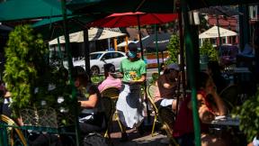 A waiter in a face mask delivers food to the tables outside of a local restaurant during lunch on Friday, Sept. 4, 2020, in Hoboken, N.J. (AP Photo / Eduardo Munoz Alvarez) A waiter in a face mask delivers food to the tables outside of a local restaurant during lunch on Friday, Sept. 4, 2020, in Hoboken, N.J. (AP Photo / Eduardo Munoz Alvarez)