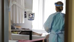 In this Friday, April 17, 2020 file photo, a health worker arrives to take a nose swab sample as part of testing for the COVID-19 coronavirus at a nursing and rehabilitation facility in Seattle. (AP Photo / Ted S. Warren) In this Friday, April 17, 2020 file photo, a health worker arrives to take a nose swab sample as part of testing for the COVID-19 coronavirus at a nursing and rehabilitation facility in Seattle. (AP Photo / Ted S. Warren)