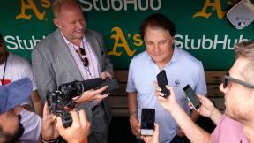 Chicago White Sox manager Tony La Russa, back right, talks to reporters in the dugout before a baseball game against the Oakland Athletics in Oakland, Calif., Sunday, Sept. 11, 2022. (AP Photo / Godofredo A. Vásquez)